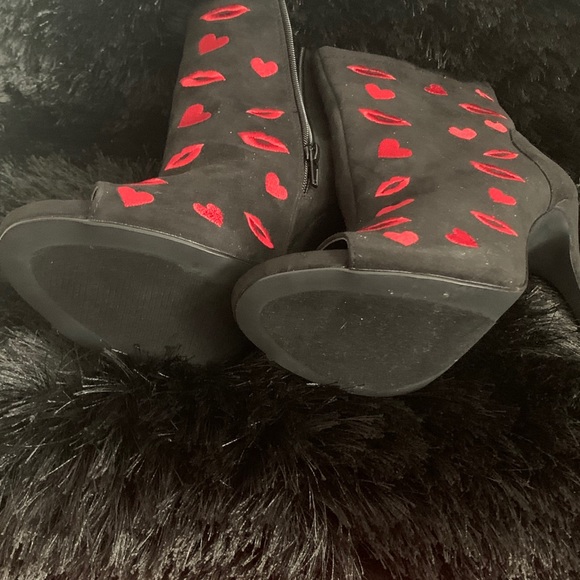 Brand new cora booties with lips and hearts - Picture 2 of 2